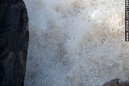 El mar rompiendo sobre las rocas en una sudestada - Departamento de Maldonado - URUGUAY. Foto No. 71235