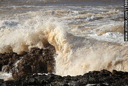 El mar rompiendo sobre las rocas en una sudestada - Departamento de Maldonado - URUGUAY. Foto No. 71244