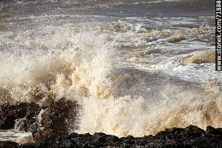 El mar rompiendo sobre las rocas en una sudestada - Departamento de Maldonado - URUGUAY. Foto No. 71245