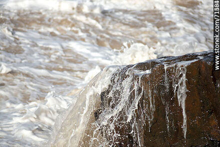Agua de mar rompiendo sobre las rocas - Departamento de Maldonado - URUGUAY. Foto No. 71255