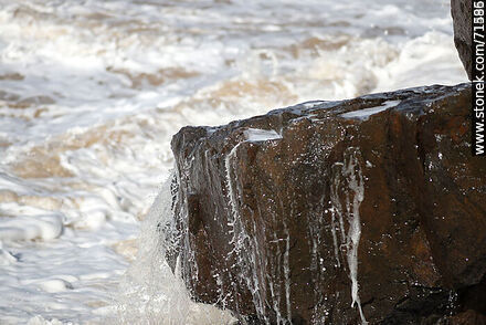 El mar rompiendo y fluyendo sobre las rocas en una sudestada - Departamento de Maldonado - URUGUAY. Foto No. 71257
