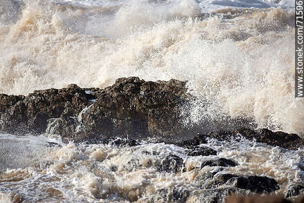El mar rompiendo sobre las rocas en una sudestada - Departamento de Maldonado - URUGUAY. Foto No. 71505