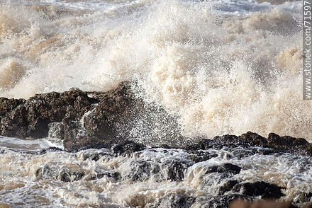 El mar rompiendo sobre las rocas en una sudestada -  - IMÁGENES VARIAS. Foto No. 71597