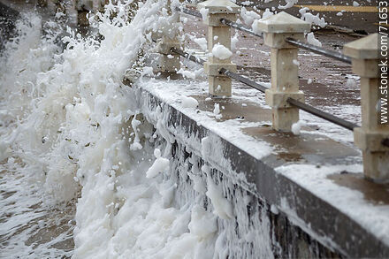 Foam breaking over the sea wall and splashing the promenade - Department of Maldonado - URUGUAY. Photo #71653