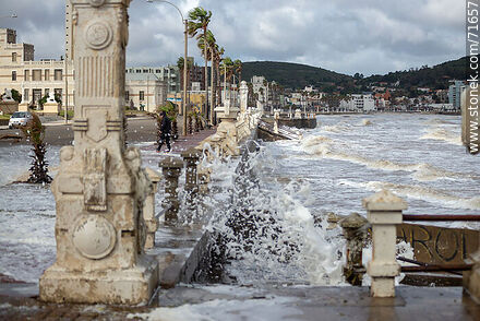 Foam breaking over the sea wall and splashing the promenade - Department of Maldonado - URUGUAY. Photo #71657