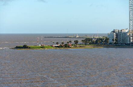 Vista aérea de Trouville y al fondo Punta Carretas con su faro - Departamento de Montevideo - URUGUAY. Foto No. 71735