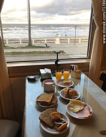 Desayuno frente al mar en el hotel Colón - Departamento de Maldonado - URUGUAY. Foto No. 71789