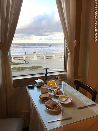 Desayuno frente al mar en el hotel Colón - Departamento de Maldonado - URUGUAY. Foto No. 71790