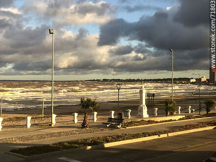 Paisaje invernal soleado y nuboso de la rambla y playa - Departamento de Maldonado - URUGUAY. Foto No. 71803