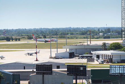 Aeropuerto de Carrasco, avión de Gol en pista - Departamento de Canelones - URUGUAY. Foto No. 71866