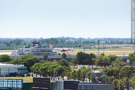 Antigua terminal aérea de Carrasco. Avión de Gol por decolar - Departamento de Canelones - URUGUAY. Foto No. 71867
