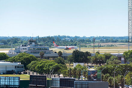 Antigua terminal aérea de Carrasco. Avión de Gol por decolar - Departamento de Canelones - URUGUAY. Foto No. 71868