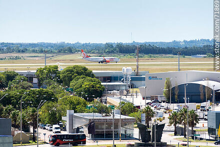 Rotonda, ómnibus de Copsa, Autolíder, Pharma Hub y avión de Gol para decolar - Departamento de Canelones - URUGUAY. Foto No. 71869
