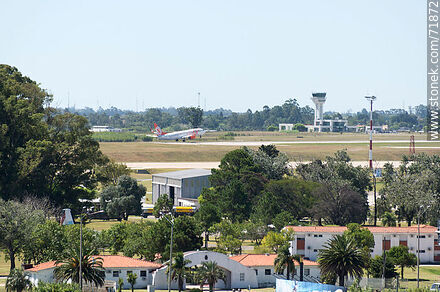 Base Aérea No. 1, avión de Gol decolando y nueva torre de control del aeropuerto - Departamento de Canelones - URUGUAY. Foto No. 71872