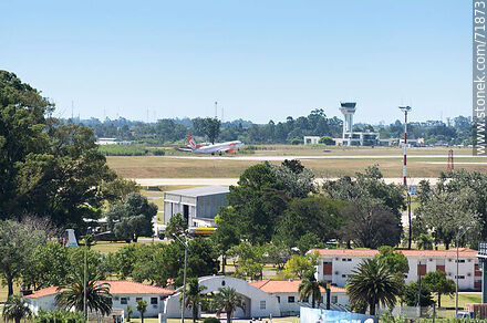 Base Aérea No. 1, avión de Gol decolando y nueva torre de control del aeropuerto - Departamento de Canelones - URUGUAY. Foto No. 71873