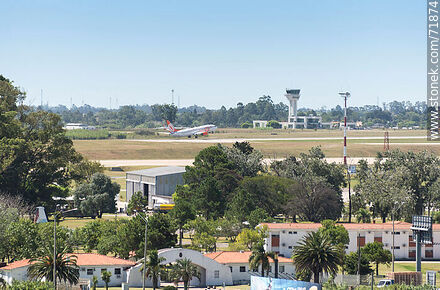 Base Aérea No. 1, avión de Gol decolando y nueva torre de control del aeropuerto - Departamento de Canelones - URUGUAY. Foto No. 71874