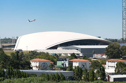 Base Aérea No.1, techo curvo del aeropuerto y avión de Gol en el aire - Departamento de Canelones - URUGUAY. Foto No. 71883