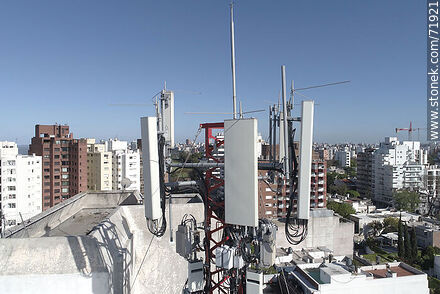 Antenas de telefonía celular sobre un edificio -  - IMÁGENES VARIAS. Foto No. 71921
