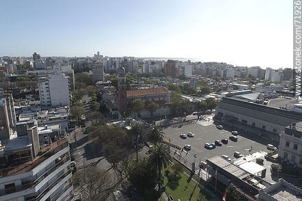 La calle Ellauri, estacionamiento del Punta Carretas Shopping - Departamento de Montevideo - URUGUAY. Foto No. 71926