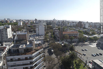 La calle Ellauri, estacionamiento del Punta Carretas Shopping - Departamento de Montevideo - URUGUAY. Foto No. 71927