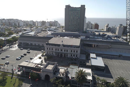 Vista aérea del shopping de Punta Carretas de mañana temprano - Departamento de Montevideo - URUGUAY. Foto No. 71929