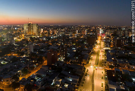 Vista aérea de la Av. L. A. de Herrera al norte al atardecer. Hospital de Clínicas - Departamento de Montevideo - URUGUAY. Foto No. 71971