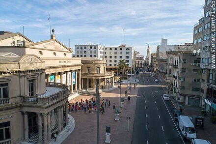 Vista aérea del Teatro Solís y la calle Buenos Aires. Al fondo la torre de El Correo - Departamento de Montevideo - URUGUAY. Foto No. 71955
