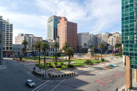 Vista aérea de la Plaza Independencia desde Juncal esquina Buenos Aires - Departamento de Montevideo - URUGUAY. Foto No. 71953