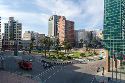 Vista aérea de la Plaza Independencia desde Juncal esquina Buenos Aires - Departamento de Montevideo - URUGUAY. Foto No. 71952