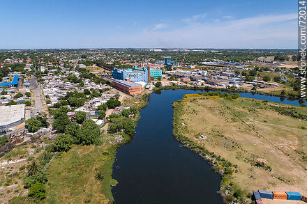 Vista aérea del arroyo Pantanoso y el PTI Cerro - Departamento de Montevideo - URUGUAY. Foto No. 72014