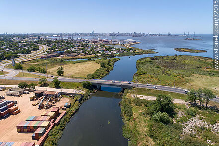 Vista aérea de la Av. Carlos Ma. Ramírez y el puente sobre el arroyo Pantanoso - Departamento de Montevideo - URUGUAY. Foto No. 72015