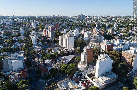 Vista aérea de la ciudad desde Pocitos al Hospital de Clínicas - Departamento de Montevideo - URUGUAY. Foto No. 72095