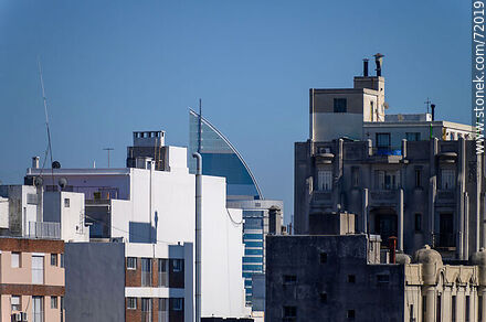 Torre de Antel asomando entre otros edificios - Departamento de Montevideo - URUGUAY. Foto No. 72019