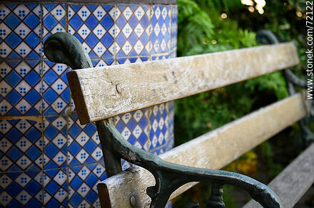 Banco de descanso al lado de un aljibe revestido de azulejos -  - IMÁGENES VARIAS. Foto No. 72122