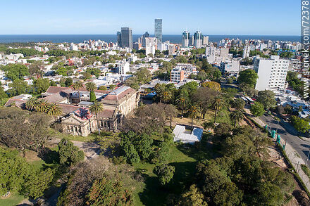 Vista aérea de la Facultad de Veterinaria en el barrio Buceo, 2020 - Departamento de Montevideo - URUGUAY. Foto No. 72378