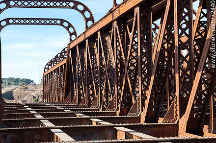 Tramos reticulados de puente ferroviario desmontados - Departamento de Florida - URUGUAY. Foto No. 72440