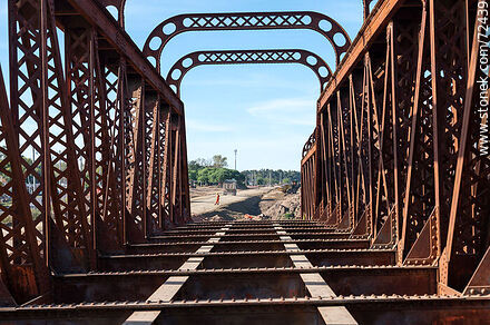 Tramos reticulados de puente ferroviario desmontados - Departamento de Florida - URUGUAY. Foto No. 72439