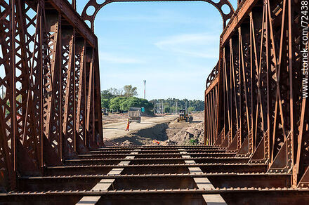 Tramos reticulados de puente ferroviario desmontados - Departamento de Florida - URUGUAY. Foto No. 72438