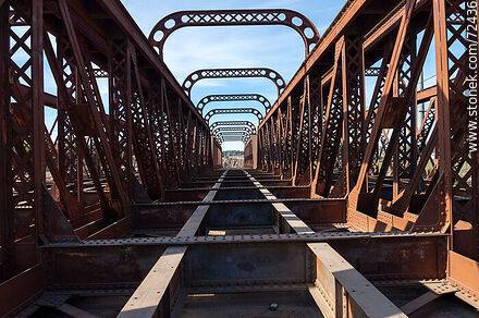 Tramos reticulados de puente ferroviario desmontados - Departamento de Florida - URUGUAY. Foto No. 72436
