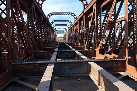 Tramos reticulados de puente ferroviario desmontados - Departamento de Florida - URUGUAY. Foto No. 72434