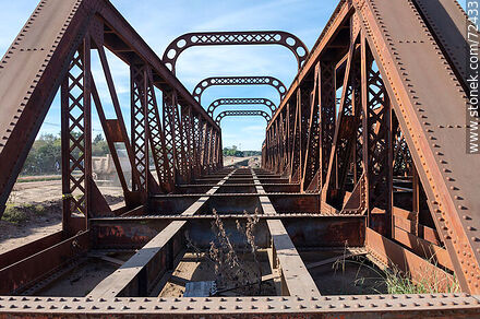 Tramos reticulados de puente ferroviario desmontados - Departamento de Florida - URUGUAY. Foto No. 72433