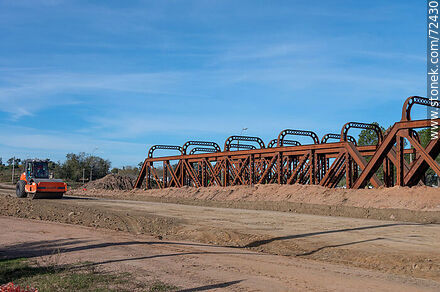 Tramos reticulados de puente ferroviario desmontados - Departamento de Florida - URUGUAY. Foto No. 72430