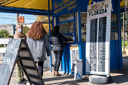 Line of women at the kiosk - Department of Florida - URUGUAY. Photo #72446