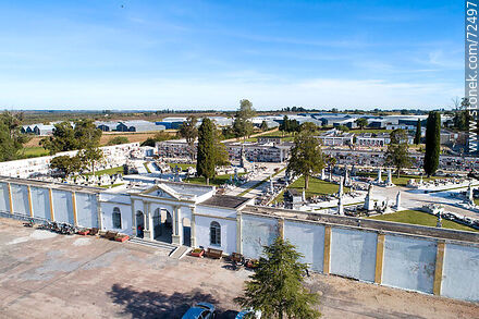 Vista aérea del cementerio de la capital de Florida - Departamento de Florida - URUGUAY. Foto No. 72497
