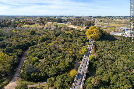 Vista aérea del puente del acceso a la capital cruzando el río Santa Lucía en otoño - Departamento de Florida - URUGUAY. Foto No. 72485
