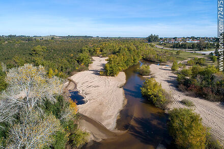 Vista aérea de playitas sobre el río Santa Lucía - Departamento de Florida - URUGUAY. Foto No. 72475