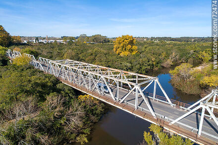 Vista aérea del puente del acceso a la capital cruzando el río Santa Lucía en otoño - Departamento de Florida - URUGUAY. Foto No. 72474