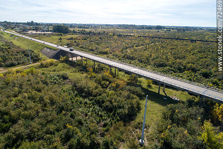 Vista aérea del puente carretero de Ruta 5 sobre el río Santa Lucía - Departamento de Florida - URUGUAY. Foto No. 72469