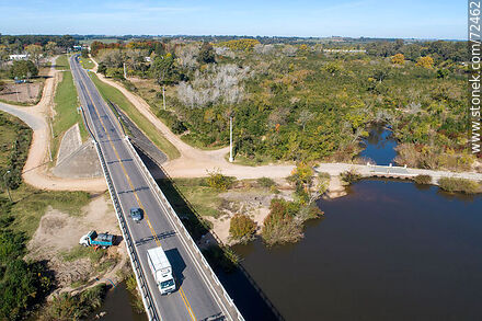 Vista aérea del puente carretero de Ruta 5 sobre el río Santa Lucía - Departamento de Florida - URUGUAY. Foto No. 72462