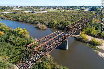 Vista aérea del puente ferroviario que cruza el río Santa Lucía en Florida - Departamento de Florida - URUGUAY. Foto No. 72525